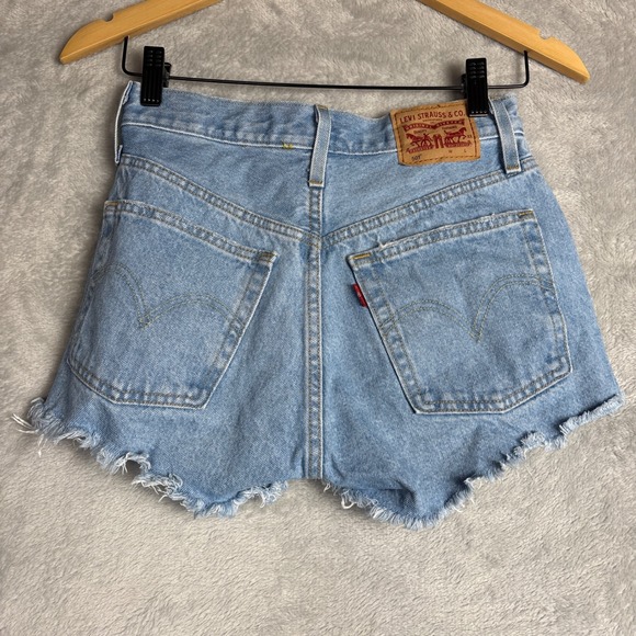 Levi's 501 Cutoff Denim Shorts Light Wash Distressed Frayed Hem Women's 24 - Picture 2 of 5